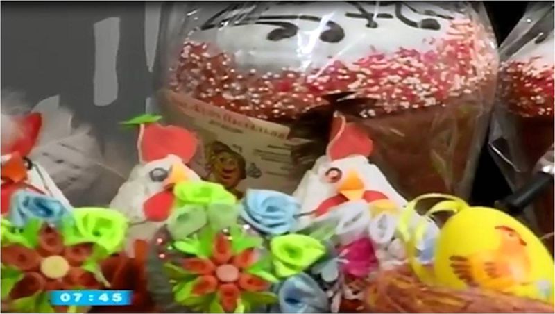 Smiyetʹsya pysanka u vsiy yiyi krasi!