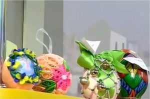Smiyetʹsya pysanka u vsiy yiyi krasi!