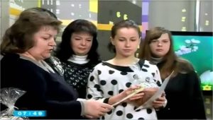 Smiyetʹsya pysanka u vsiy yiyi krasi!