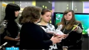 Smiyetʹsya pysanka u vsiy yiyi krasi!