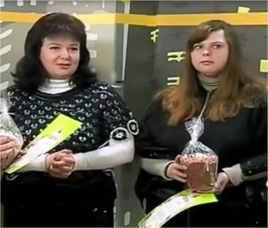 Smiyetʹsya pysanka u vsiy yiyi krasi!