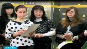 Smiyetʹsya pysanka u vsiy yiyi krasi!