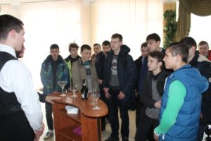 DNZ «KHVPKU» hostynno zustrichalo maybutnikh abituriyentiv z riznykh shkil m. Khersona