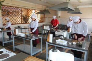 DNZ «KHVPKU» hostynno zustrichalo maybutnikh abituriyentiv z riznykh shkil m. Khersona