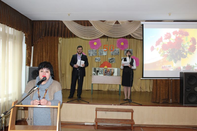Storinkamy uchylyshchnoho fotoalʹbomu