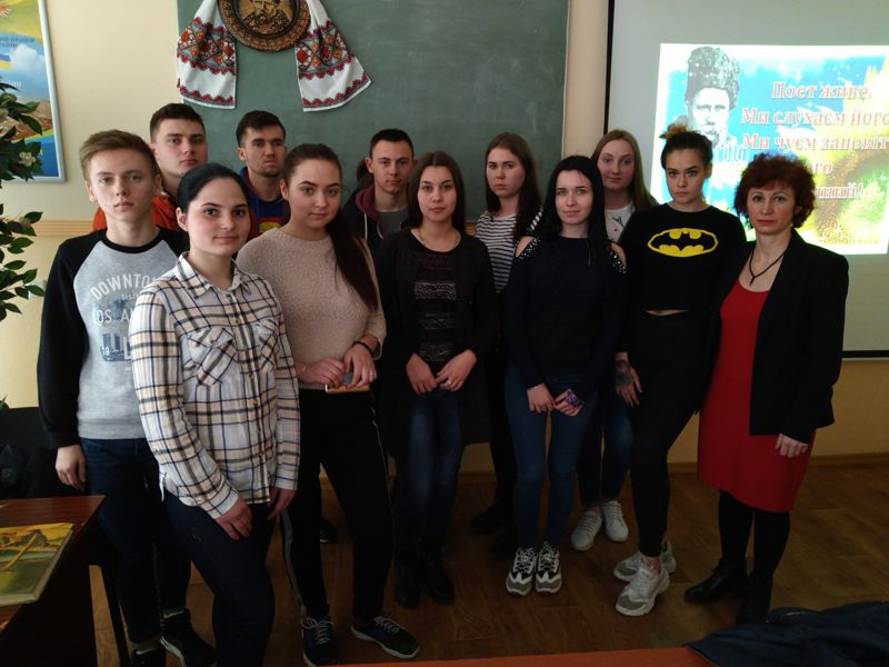 Poet zhyve. My slukhayem yoho. My chuyem zapovit yoho svyashchennyy!