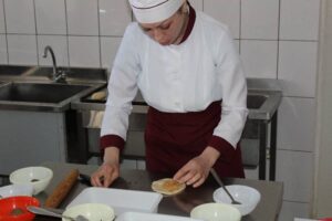 Vstupnyy instruktazh «Tekhnolohiya pryhotuvannya pyrizhkiv pechenykh z liverom, kapustoyu, povydlom, yablukamy»