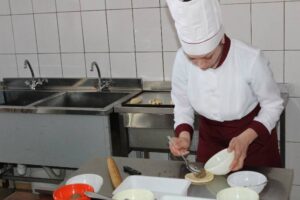 Vstupnyy instruktazh «Tekhnolohiya pryhotuvannya pyrizhkiv pechenykh z liverom, kapustoyu, povydlom, yablukamy»
