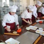 Vstupnyy instruktazh «Tekhnolohiya pryhotuvannya pyrizhkiv pechenykh z liverom, kapustoyu, povydlom, yablukamy»