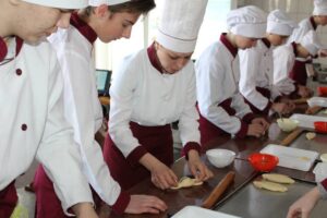 Vstupnyy instruktazh «Tekhnolohiya pryhotuvannya pyrizhkiv pechenykh z liverom, kapustoyu, povydlom, yablukamy»