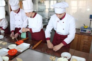 Vstupnyy instruktazh «Tekhnolohiya pryhotuvannya pyrizhkiv pechenykh z liverom, kapustoyu, povydlom, yablukamy»